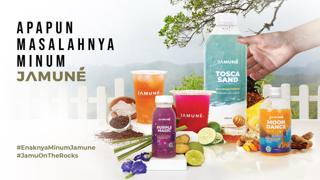 Varian Jamu dari Jamune dengan penataan bahan yang menarik di depan taman dengan pohon dan pagar taman.